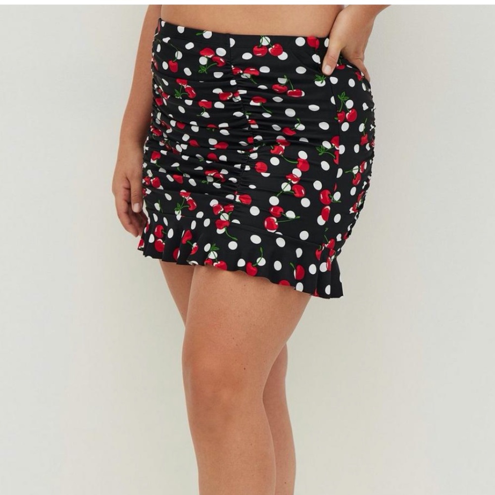High-Rise Ruched Swim Skirt W/ Brief 2X Cherry print
